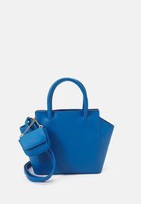 Sac fourre-tout synthétique bleu avec deux poignées supérieures, une bandoulière amovible et une petite pochette assortie attachée par une chaîne dorée.