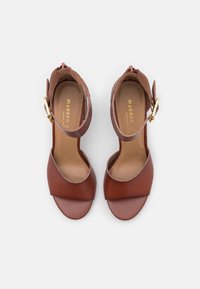 Madden Girl Sandály na vysokém podpatku - cognac
