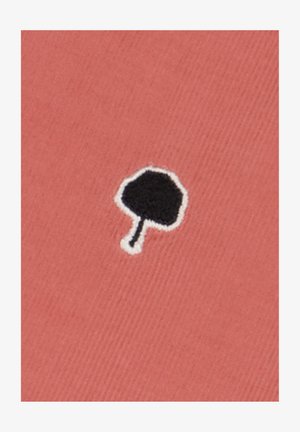 Tessuto rosa con texture a coste, caratterizzato da un piccolo design di fungo ricamato in nero, contornato di bianco.