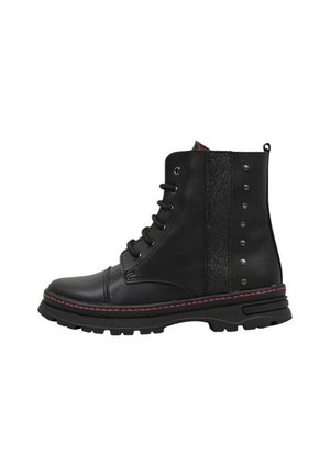 Bota militar negra con cordones, tachuelas decorativas en el lateral, panel con raya brillante y costuras rojas a lo largo de la suela, mostrada de perfil.