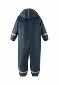 Niebieskie wodoodporne kombinezon z kapturem, elastycznymi mankietami oraz odblaskowymi paskami na rękawach i nogawkach. Gładka struktura materiału, widok z tyłu.