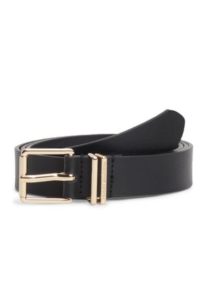 Cintura in pelle nera con fibbia rettangolare dorata e un anello dorato inciso con "Tommy Hilfiger", posta arrotolata su sfondo bianco.