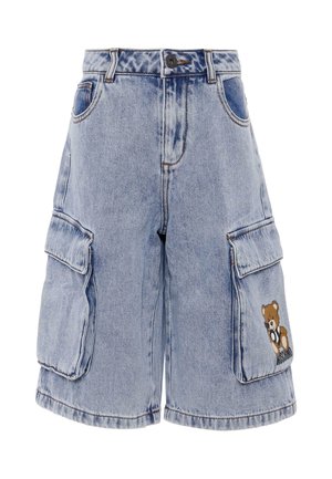 Shorts de cargo de mezclilla en azul claro con un gráfico de un oso en el bolsillo delantero, que cuentan con múltiples bolsillos cargo y un dobladillo deshilachado.