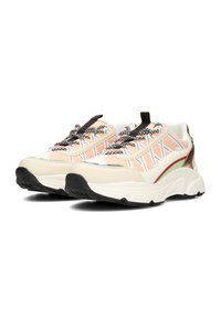 Sneaker multicolori con un design chunky, caratterizzate da una base bianca, dettagli color pesca, lacci neri e una suola nera texturizzata.