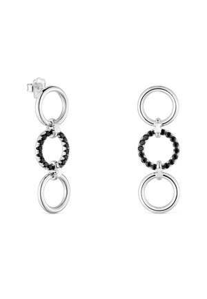 Pendientes colgantes de plata con tres aros circulares entrelazados, el aro central adornado con pequeñas piedras negras.