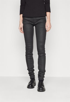 Jeans negros ajustados con un ligero brillo, hechos de un tejido elástico. Presentan una textura suave y un diseño de cintura baja, que terminan en los tobillos.