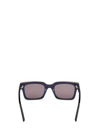 Occhiali da sole con montatura quadrata. Frontale in plastica traslucida blu scuro, lenti grigio-marrone sfumate e aste nere eleganti. Accenti dorati minimal.