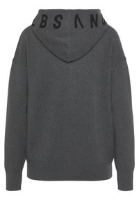 Grauer Hoodie mit weicher Textur, großer Kapuze und besticktem Logo entlang des Ausschnitts. Relaxed Fit mit gerippten Bündchen.
