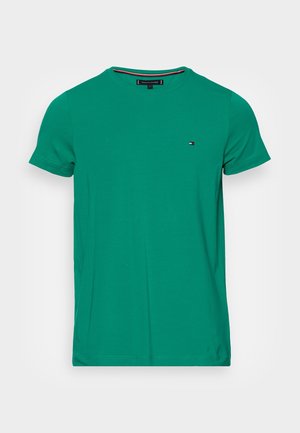 Grünes T-Shirt mit kurzen Ärmeln und Rundhalsausschnitt, mit kleinem Tommy Hilfiger Logo auf der linken Brust, schlichtes Design und reguläre Passform.
