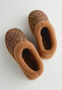 Next REGULAR FIT - Šľapky - animal