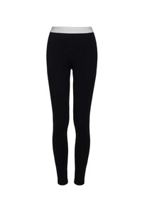 Čierne legíny so priliehavým strihom, vyrobené z elastickej látky. Majú jednoduchý biely pás so vstavaným textom. Hladká textúra po celom povrchu.