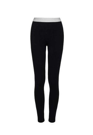 Czarne legginsy o dopasowanym kroju, wykonane z elastycznej tkaniny. Posiadają gładką białą talię z wytłoczonym tekstem. Gładka faktura na całej powierzchni.