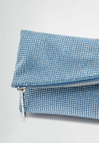 Borsa a pochette testurizzata blu con un design a rete scintillante, zip in tonalità argento e bordi arrotondati, realizzata in un materiale sintetico durevole.