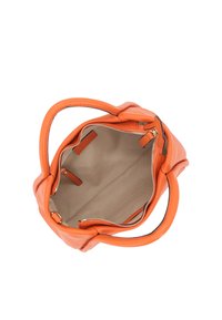 Orangene Lederhandtasche mit glatter Oberfläche, offenem oberen Bereich und Innenreißverschlusstasche. Goldfarbene Beschläge und hellbraunes Innenfutter.