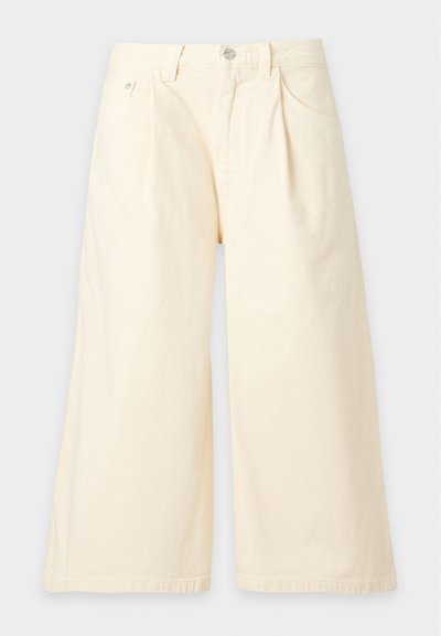 Pantalon large court écru avec plis, poches avant, passants de ceinture et fermeture par bouton.