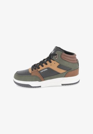 Høje sneakers i grøn, brun og sort syntetisk materiale, med snørebånd, perforeret tå og hvid gummisål. "KAPORAL" logoet er vist.