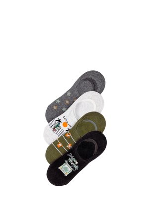 Cinco pares de calcetines invisibles en gris, blanco, verde oliva y negro con estampados tropicales y de animales, dispuestos en forma diagonal.