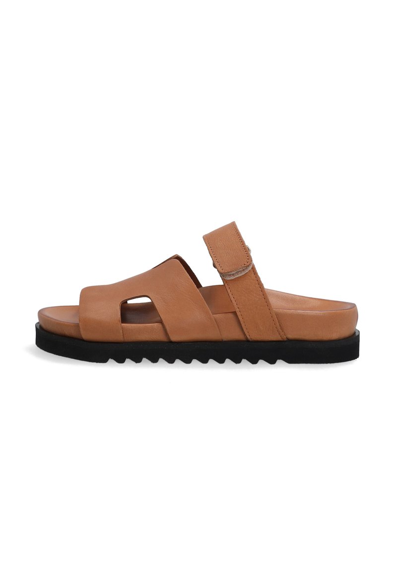 Braune Leder-Sandale mit einer offenen Zehenpartie, verstellbarem Riemen und einer strukturierten schwarzen Gummisohle mit Zickzackmuster.