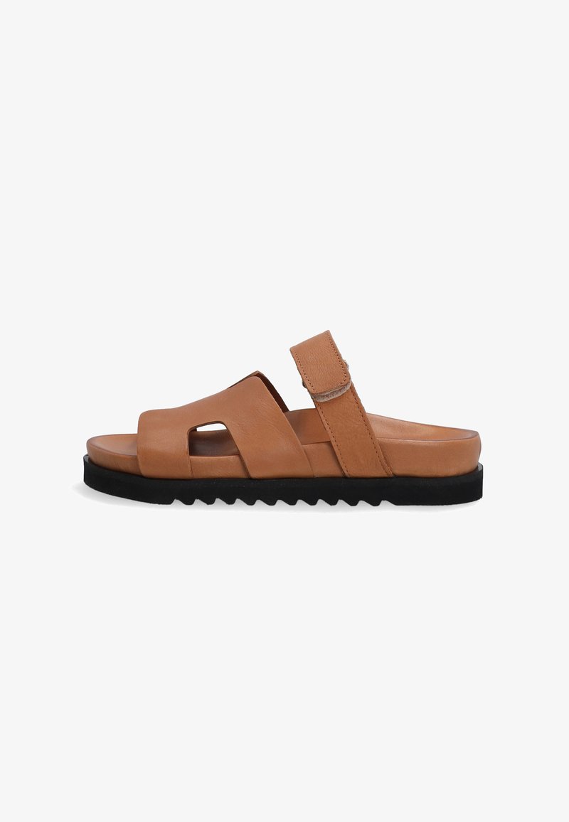 Brune lædersandal med åben tå-design, justerbar rem og struktureret sort gummisål med zigzag-mønster.
