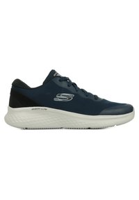 Scarpe atletiche navy con tomaia in rete traspirante, colletto imbottito, design con lacci e suola in gomma leggera, caratterizzate da un'accattivante accentuazione nera texturizzata.