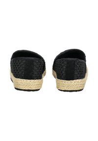 Espadrilles negras con textura trenzada, acentos laterales elásticos y una suela media de yute. La suela es plana con una base de goma para mayor agarre.