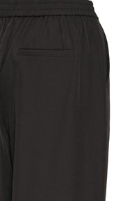 Pantalones negros con una textura suave, que cuentan con una cintura elástica y un bolsillo lateral. El diseño es simple y de corte recto.