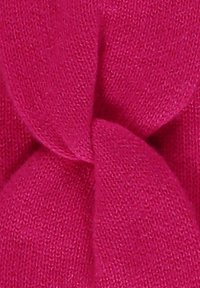 Tissu tricoté en rose vif, présentant un détail torsadé au centre, mettant en avant sa douceur et sa texture lisse.