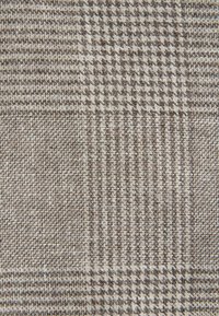 Sivá a biela tkaná látka s klasickým vzorom psieho zubu a károvaným vzorom, ktorý obsahuje pretínajúce sa čiary a textúrované vlákna.