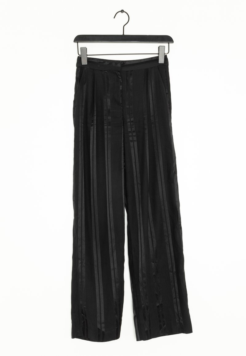Pantalon noir à jambes larges avec des rayures satinées verticales suspendu sur un cintre noir sur fond blanc.