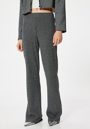 Pantalones grises texturizados de tiro alto con un diseño de pernera ancha. La tela tiene un suave brillo y una cinturilla elástica y suave.