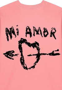 Felpa rosa con testo nero stampato "Mi Amor" e una forma di cuore attraversato da una freccia, caratterizzata da una morbida texture e un design a girocollo.