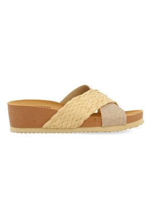 Sandalias deslizantes para mujer tejidas con un diseño beige, que presentan una correa cruzada y una suela de plataforma acolchada. Detalles texturizados en beige y dorado.