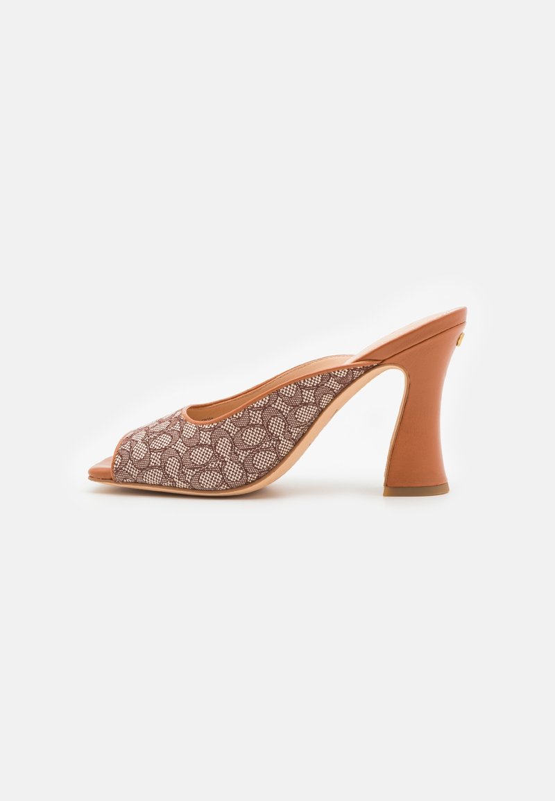 Mule marron à bout ouvert avec dessus en tissu à motif et talon bloc incurvé, présentée de profil sur fond blanc.