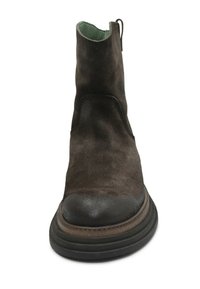 Stivale alla caviglia in suede marrone con punta arrotondata, finitura testurizzata e suola in gomma. Presenta un piccolo tirante e una copertura in pelle liscia sulla punta.