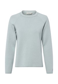 Hellblauer Pullover mit einem gerippten Halsausschnitt, Raglanärmeln und einem strukturierten Strickmuster. Einfaches, gerades Design ohne zusätzliche Verzierungen.