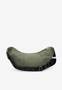 Bolso de hombro verde oliva con un diseño curvado, hecho de material ligero. Cuenta con una correa negra ajustable y un cierre de cremallera.