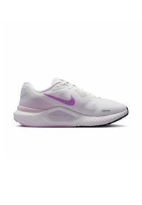 Λευκό αθλητικό παπούτσι με μοβ λογότυπο Nike, μοβ λεπτομέρειες στη φτέρνα και σόλα, σχεδιασμένο για άνεση και υποστήριξη στον αθλητισμό, πλευρική όψη.