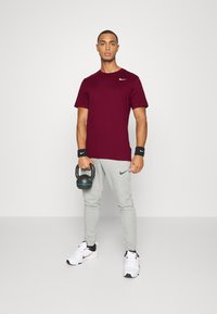 Nike Performance CREW SOLID - T-shirt desportiva - dark beetroot/white