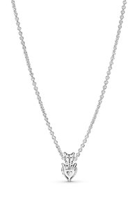 Srebrna verižica z obeskom v obliki roke, ki ima izrezan srček. Oblika je gladka z poliranim finišem.