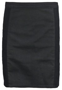 Falda lápiz negra hecha de una tela suave, con un diseño ajustado y longitud hasta la rodilla, con paneles laterales que añaden estructura.