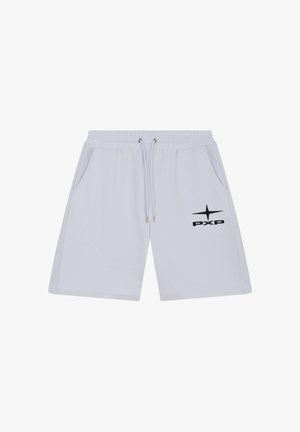 Witte shorts met trekkoord, zijzakken en een zwart sterlogo met de tekst "PXP" op het rechterbeen.