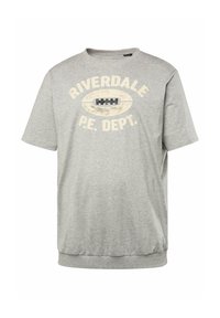 Camiseta de manga corta gris con cuello redondo, que presenta "RIVERDALE P.E. DEPT." en crema y un gráfico de fútbol en el frente. Tejido ligero.