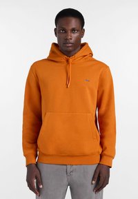 Pomarańczowy kaptur wykonany z miękkiego materiału, z frontową kieszenią, regulowanym kapturem ze sznurkiem oraz małym niebieskim logo na klatce piersiowej.