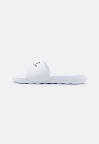 Hvite sandaler med glatt syntetisk overdel, åpen tå-design og teksturert fotseng. Har en svart logo på stroppen.