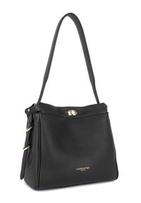 Sac à main en cuir noir avec une surface texturée, une seule bandoulière et des éléments en or. Il dispose d'une fermeture éclair et d'une marque discrète à l'avant.