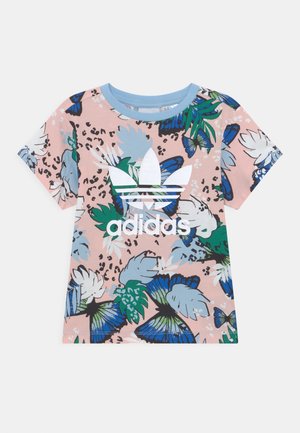 Kurzärmeliges pinkes T-Shirt mit blauem Kragen, großem weißem Adidas-Logo und bunten Schmetterlings- und Blattmustern.