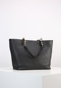 Svart texturerad läder tote-väska med dubbla handtag och guldfärgad hårdvara. Rymlig design med en minimalistisk estetik.