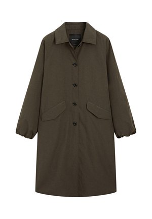 Cappotto lungo verde oliva con colletto sagomato, chiusura a bottoni e due tasche frontali. Presenta maniche larghe e una texture liscia.