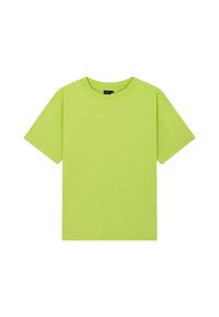 Neon groene katoenen T-shirt met een ronde hals en korte mouwen, voorzien van subtiele bedrukte tekst aan de voorkant. Glad textuur en klassieke vorm.