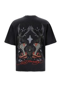 Sort bomulds T-shirt med et grafikdesign af slanger, blomster og fugle i rød og grå, med en slidtekant og Ed Hardy-logo.